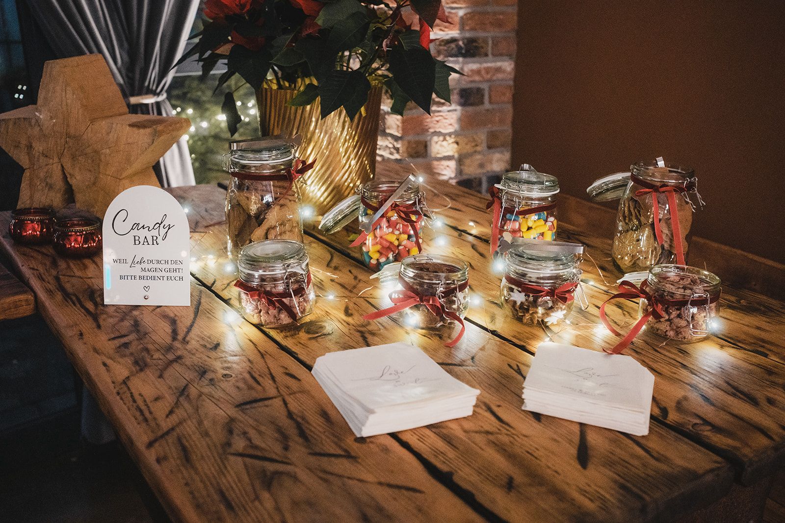 Candy Bar mit Süßigkeiten in Einmachgläsern auf einem Holztisch