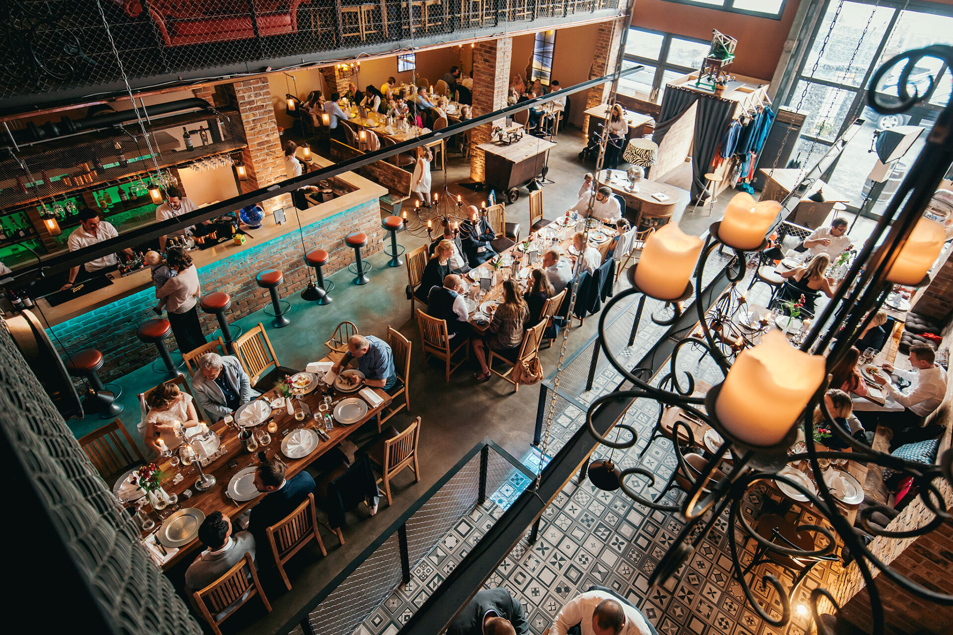 Eventloft von Gapp's Event bei einer Firmenfeier in Essen, Blick von oben auf Tische und Bar
