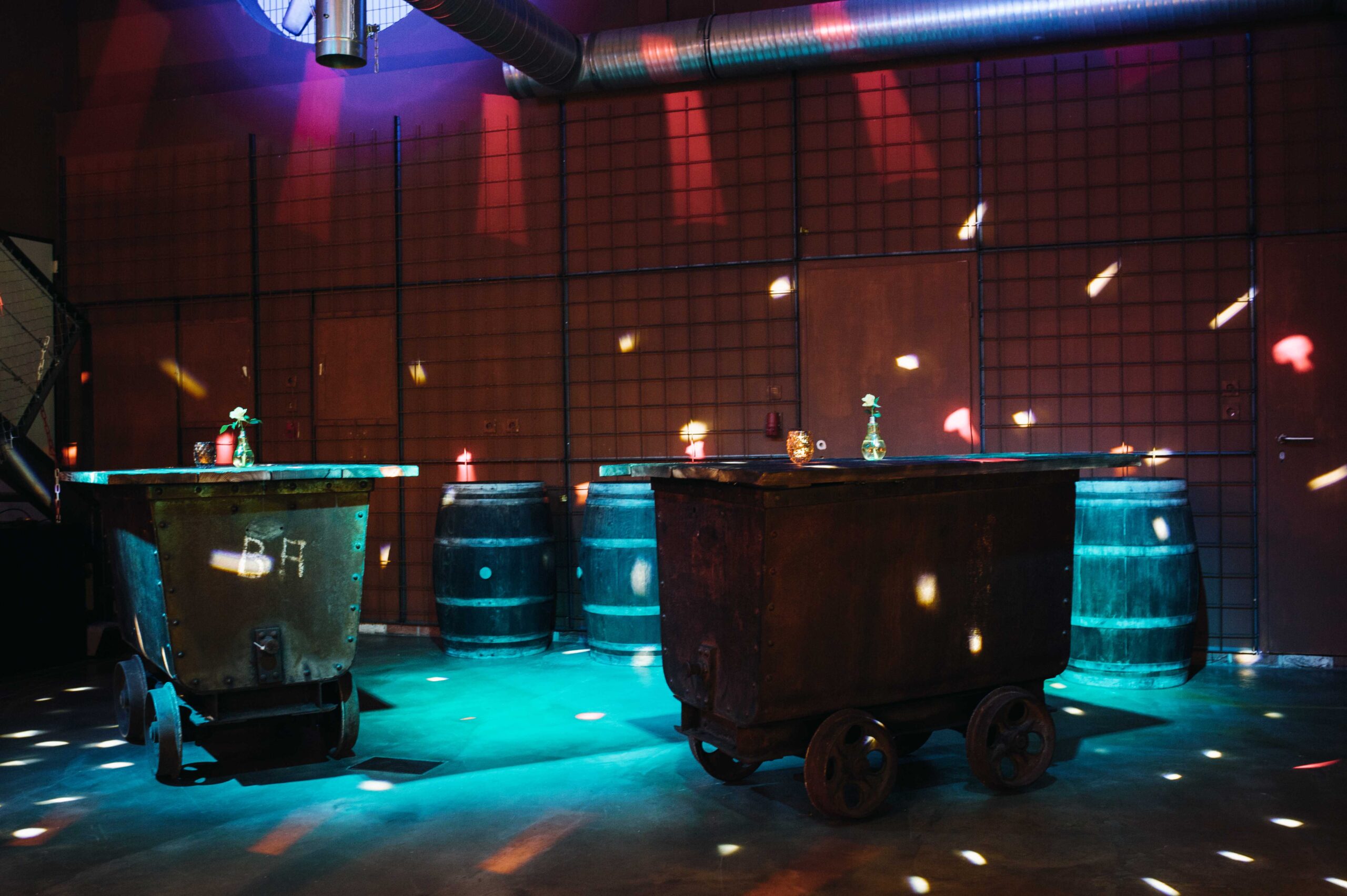 Industrial-Chic-Tische der Slotcar-Bar von Gapp's Event, dekoriert für eine Firmenfeier in Essen
