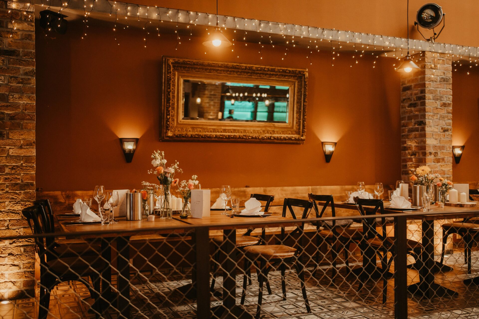 Gedeckte Tafel für eine Firmenfeier im Gapp's Eventloft in Essen mit warmer Beleuchtung