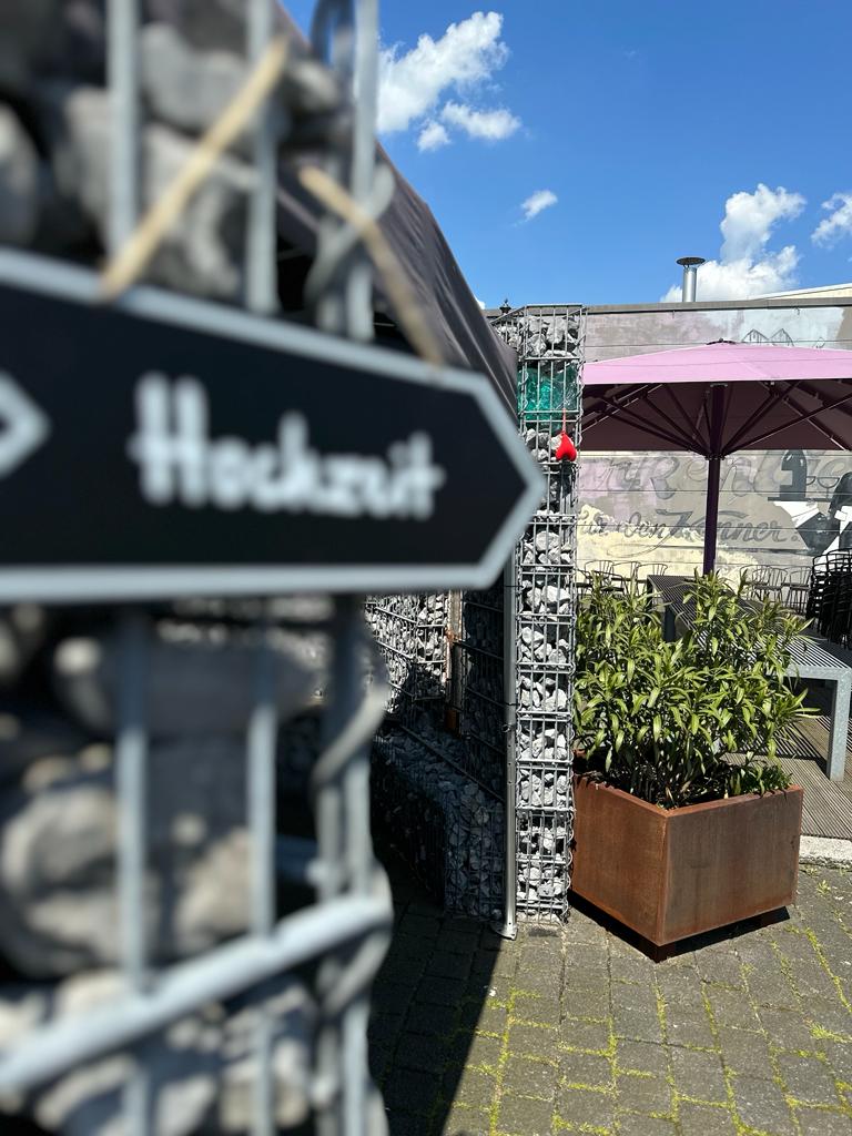 Wegweiser-Schild mit der Aufschrift Hochzeit vor der Eventlocation